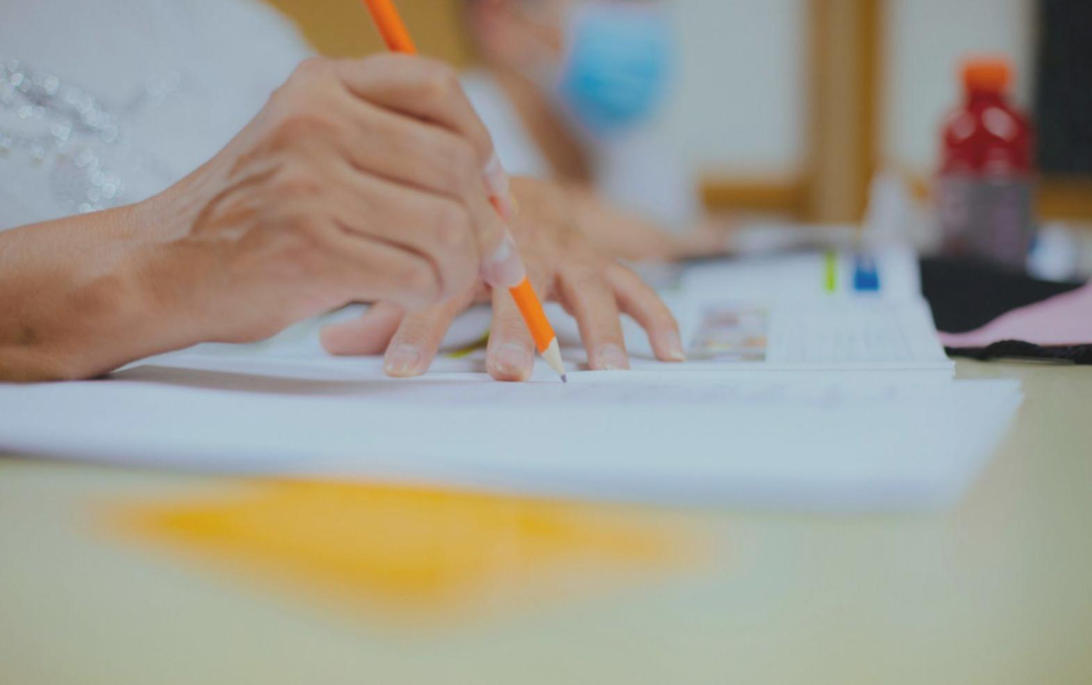 Momento di dialogo costruttivo durante una sessione di terapia familiare